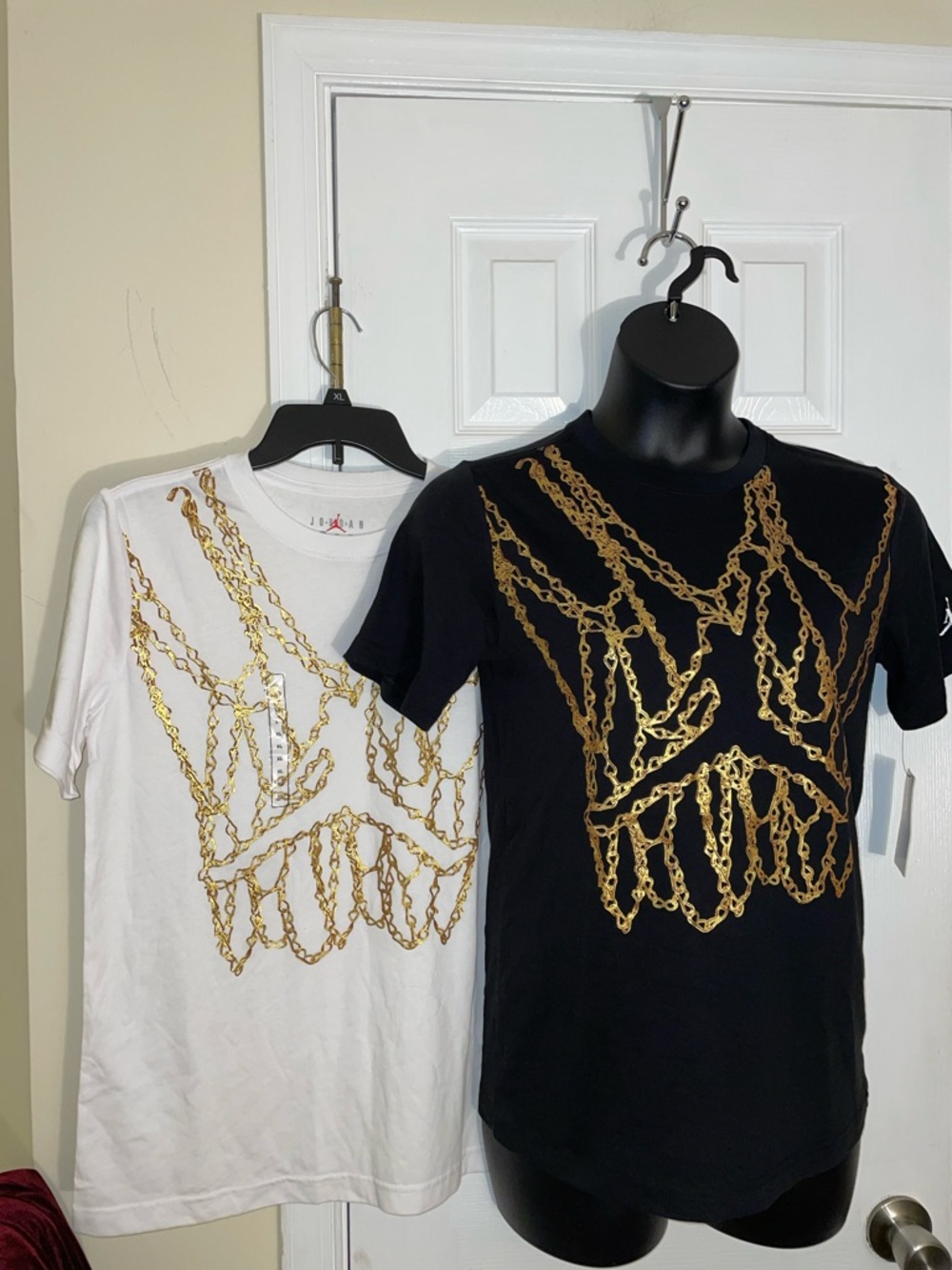 JORDAN SS Tee w/Metallic Gold Chain Print (Indicate Wh or Blk) Boys XL, Jrs S/M